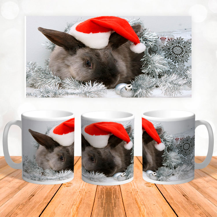 Чашка с принтом 'Кролик в новогодней мишуре'