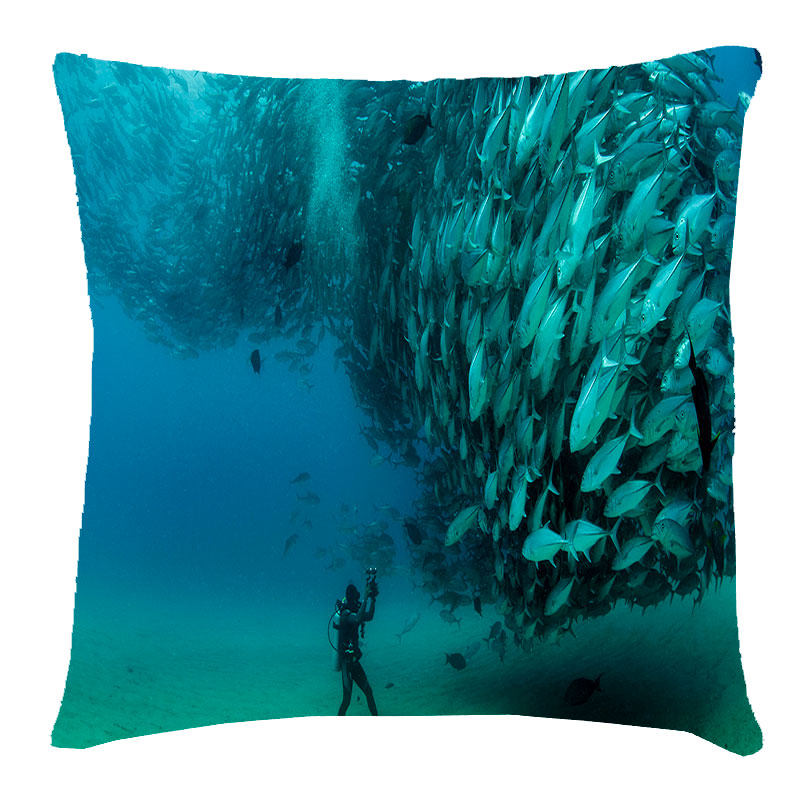 Подушка с 3Д принтом 'Дайвер и рыбы'