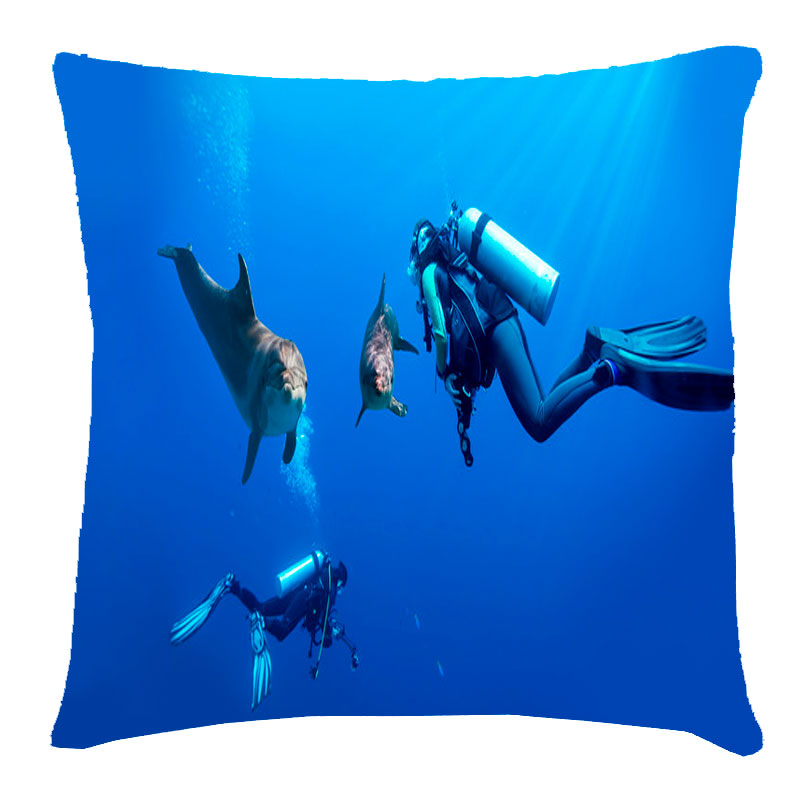 Подушка с 3Д принтом 'Дайвера и дельфины'