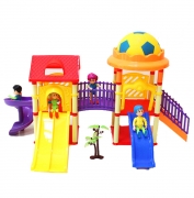 Игрушечная детская площадка с горками и фигурками