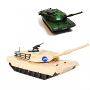 Игрушечный танк с эмблемой
