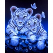 Картина алмазами без підрамника "Білі тигренята з метеликами"