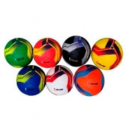 М'ячі для гри в футбол різнокольорові