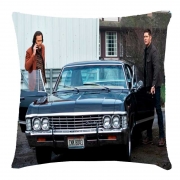 Подушка з принтом "Дін та Сем Вінчестери біля Chevrolet Impala"
